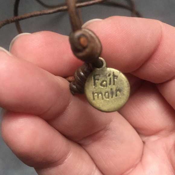 Statement Shell Necklace - Picture 2 of 3